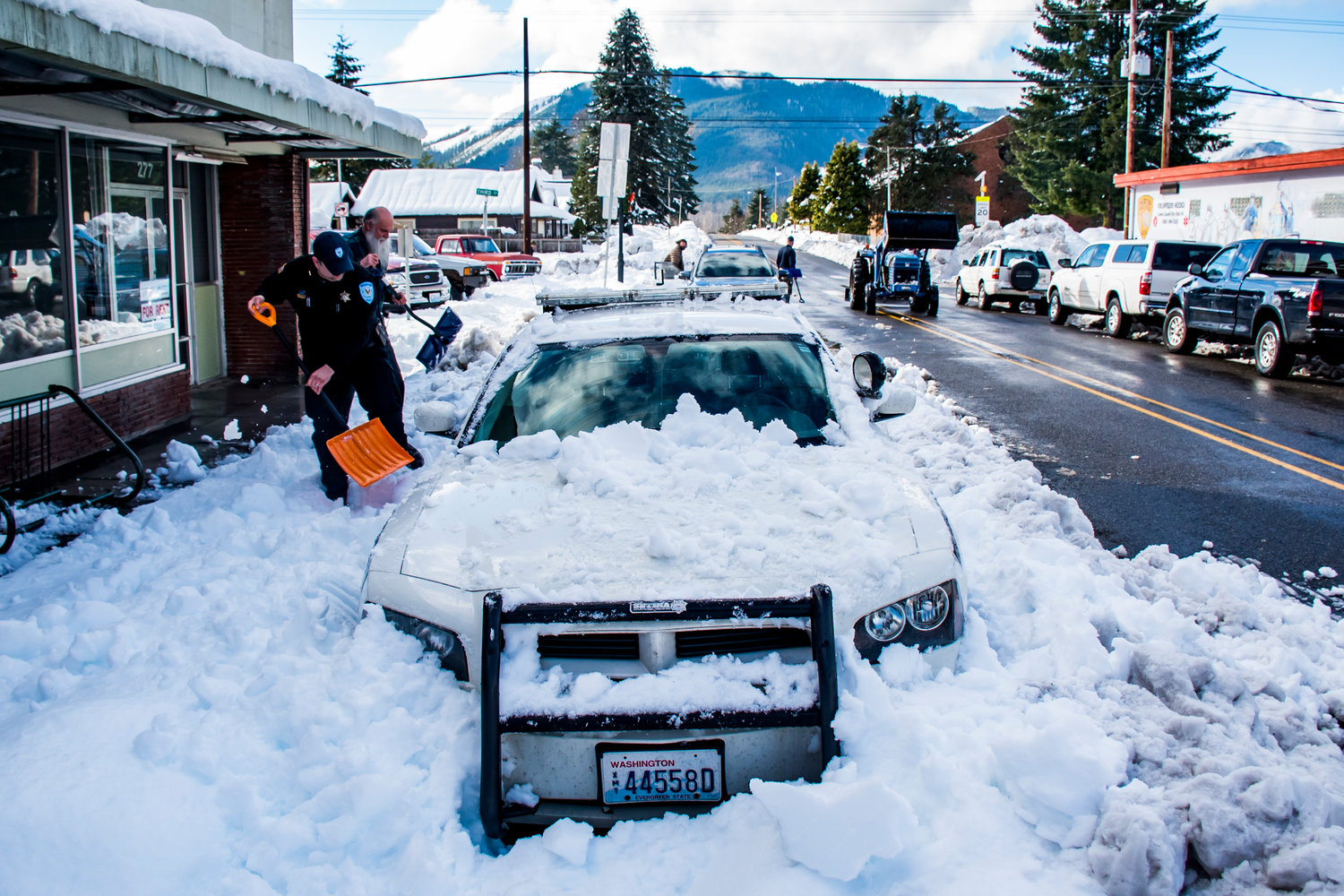Community members help Chief Roger Morningstar remove his police cruiser from the snow Wednesday afternoon in Morton.