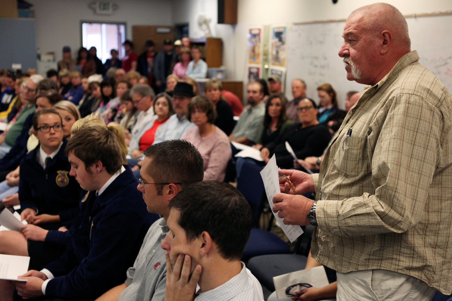 Curt Pannkuk speaks during a meeting of the Onalaska School Board Monday evening.
