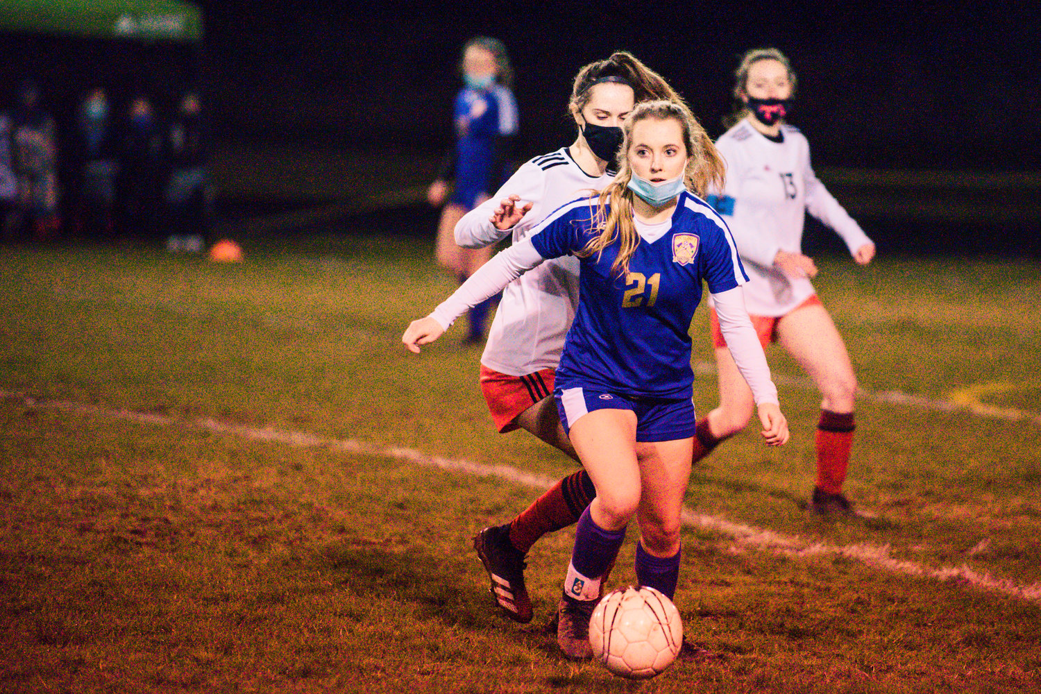 Onalaska's Callie Lawrence (21) takes the ball down field during a game against Toledo Monday night.
