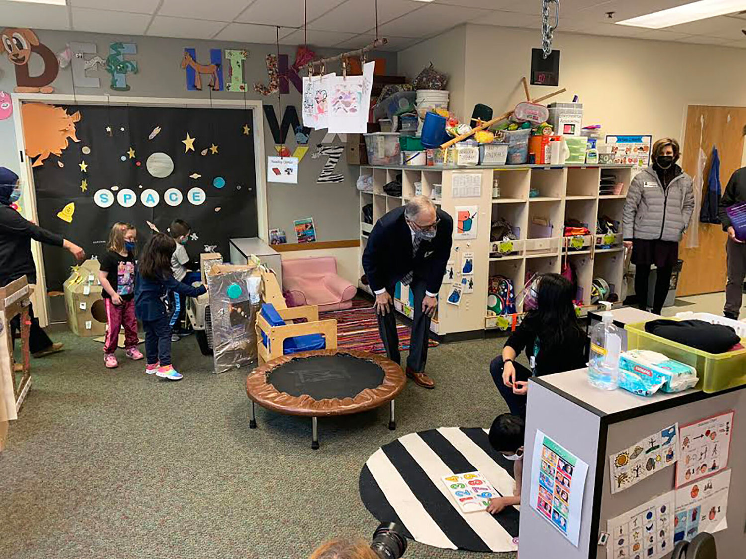 Gov. Jay Inslee visited Phantom Lake Elementary School in Bellevue to evaluate the potential of in-person learning. Photo courtesy of the Governor’s Office.