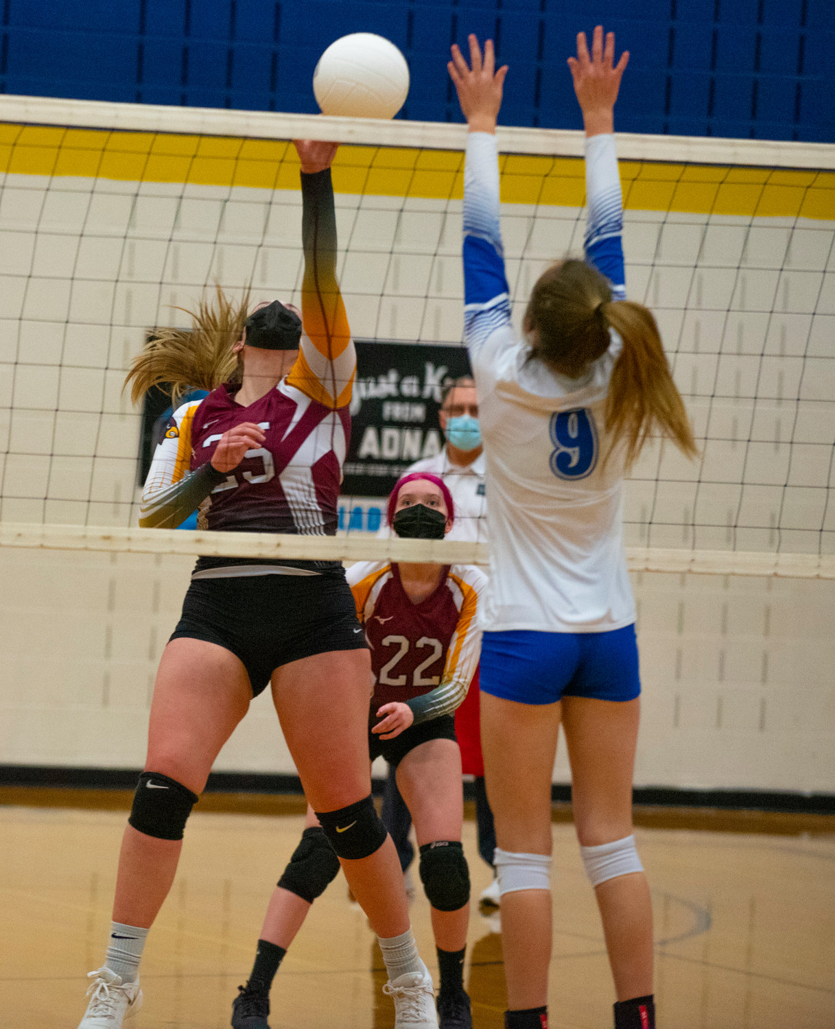 Winlock's Addison Hall (25) looks for an opening around Toutle Lakes' block on Saturday.