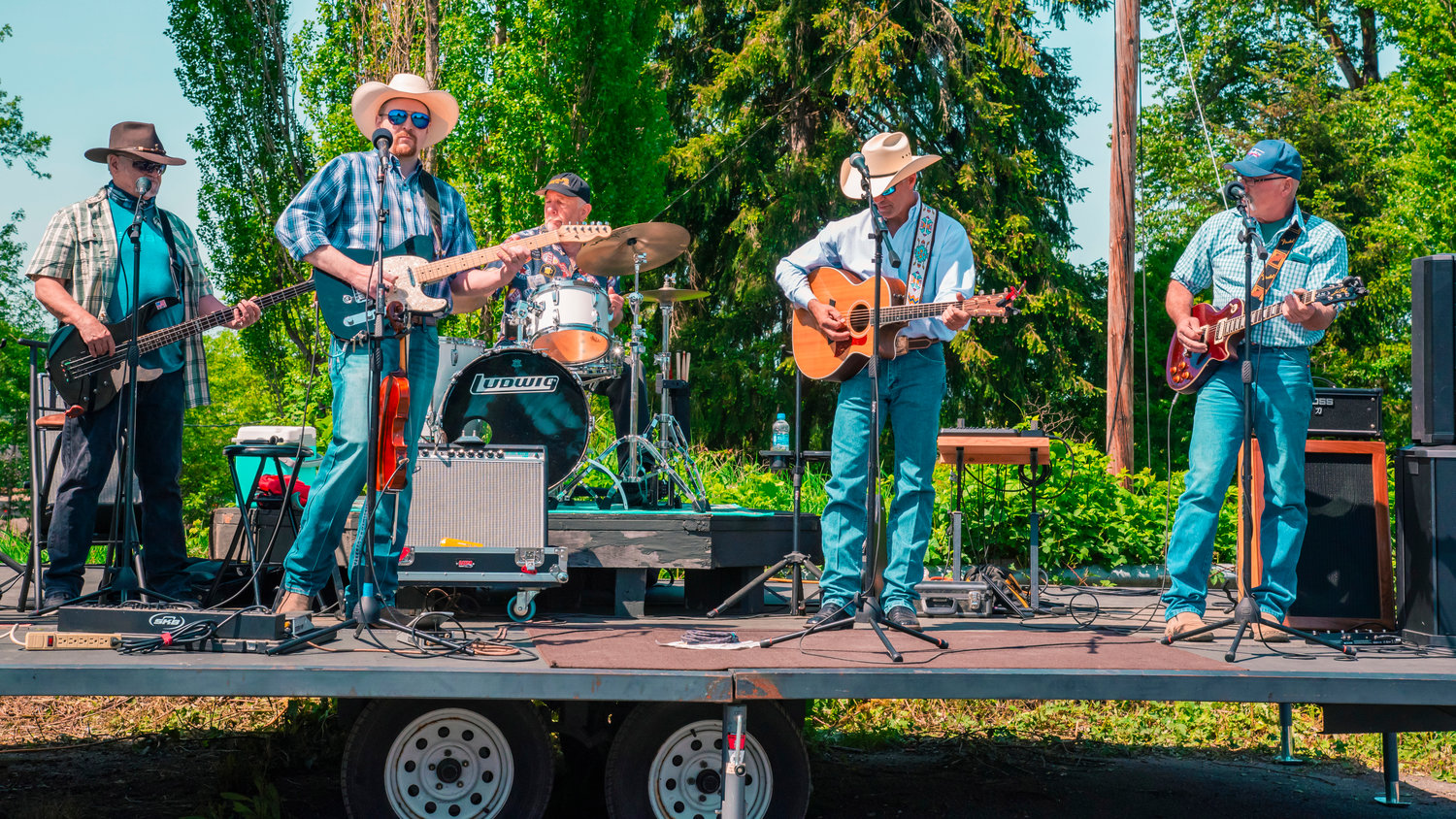 Pat Murphy and the Straightshot Band with special guest Chris Guenther perform outside the Adna Burger Bar during a “Back The Blue” event on Saturday.