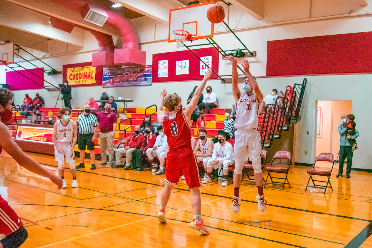 Winlock’s Joe Welch (10) takes a shot from outside during a game against the Rockets on Thursday.