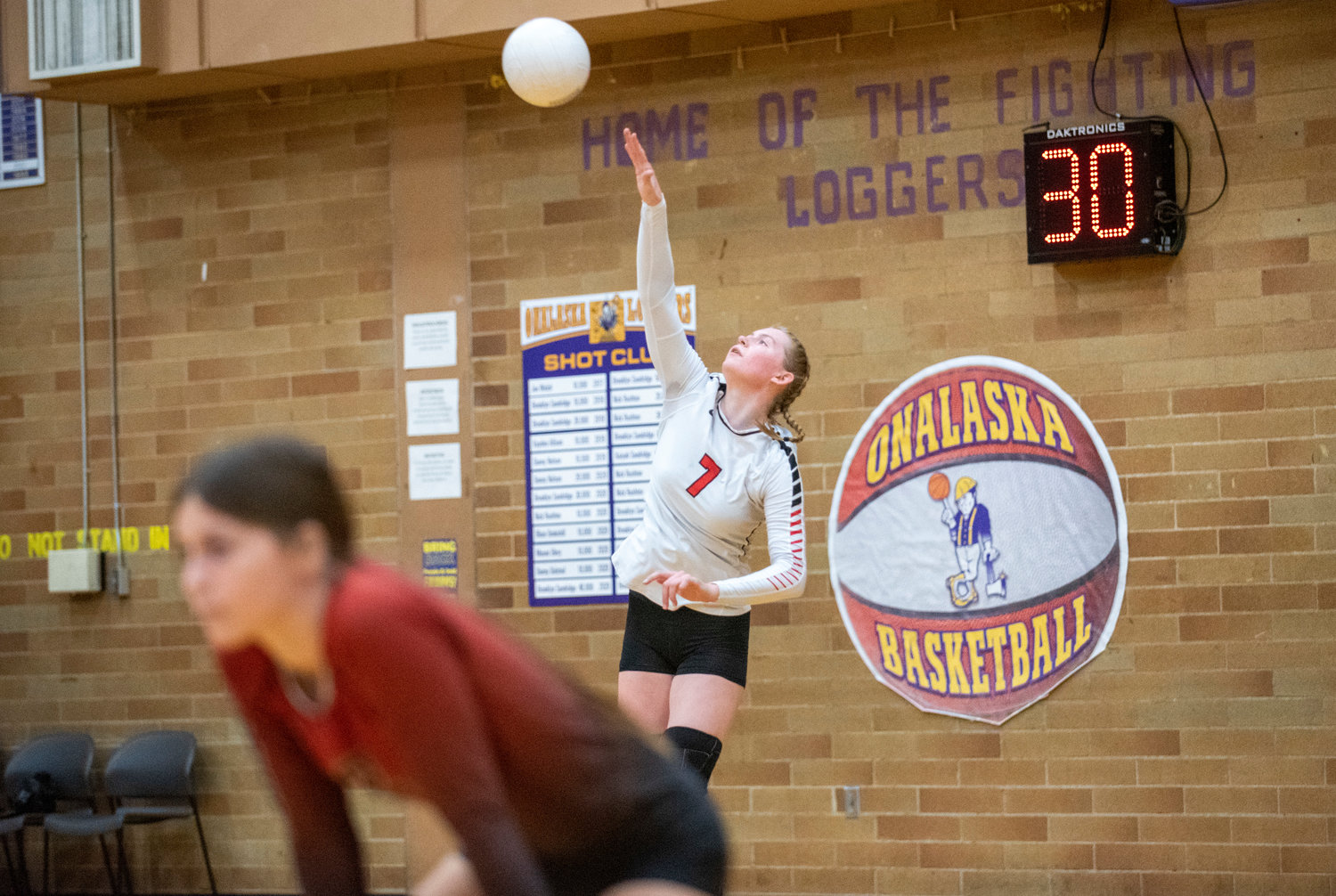 Mossyrock’s Paige Houghtelling (7) serves to Onalaska on Saturday.