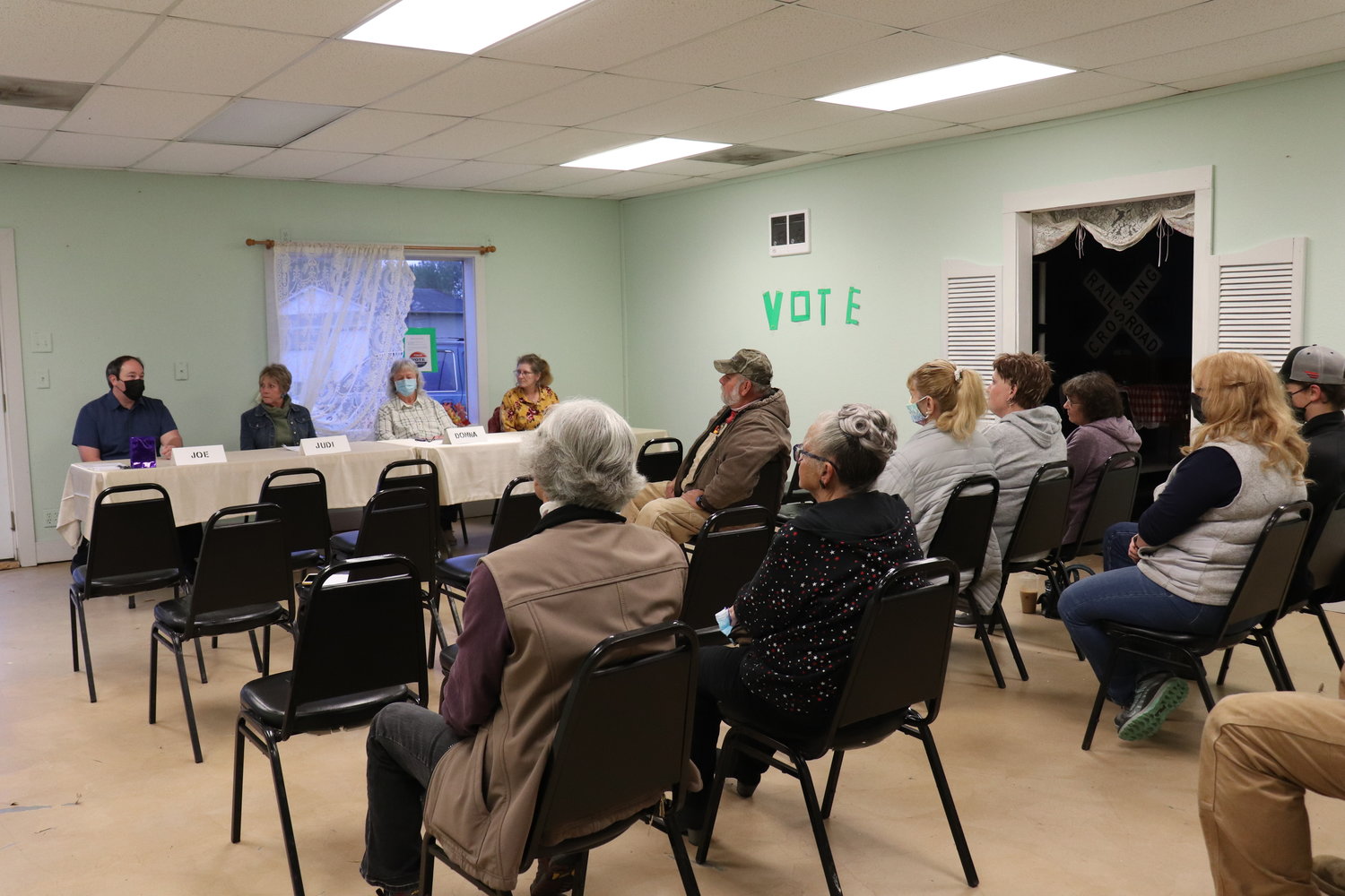 Vader community members gathered in the city’s community center on Wednesday to ask questions to the city’s mayoral and city council candidates in the upcoming election.