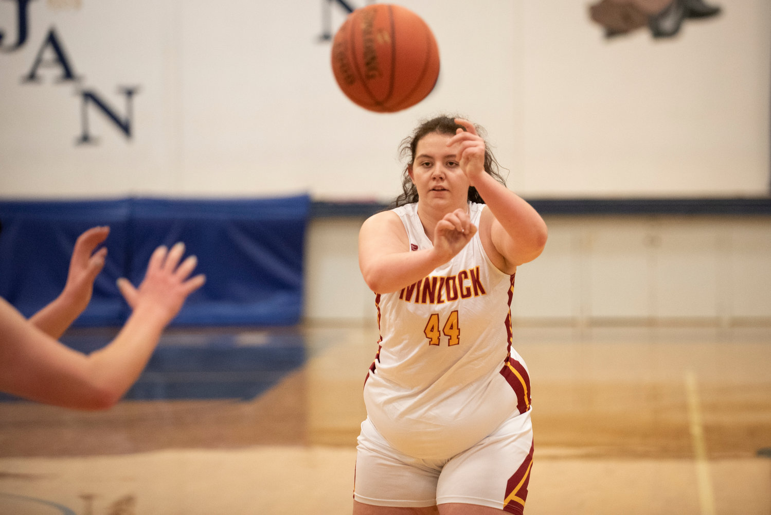 Winlock's Kiya Peppers (44) dishes off a pass against Willapa Valley on Jan. 21.