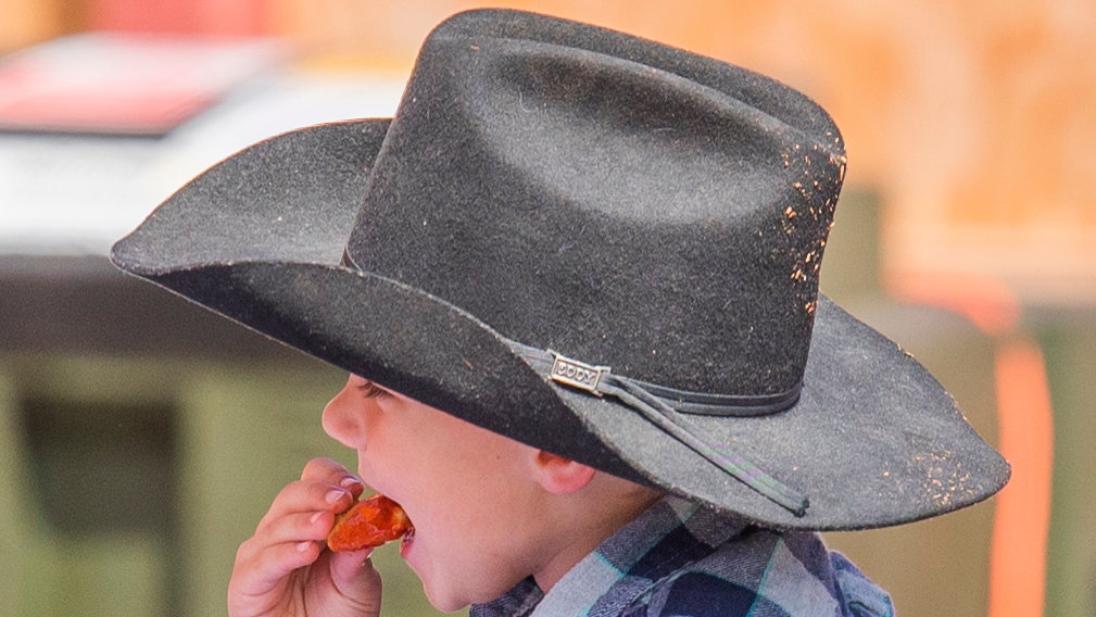 La nourriture sera consommée sous le couvert d'un chapeau de cow-boy lors de la foire de la jeunesse du printemps à Centralia dimanche.
