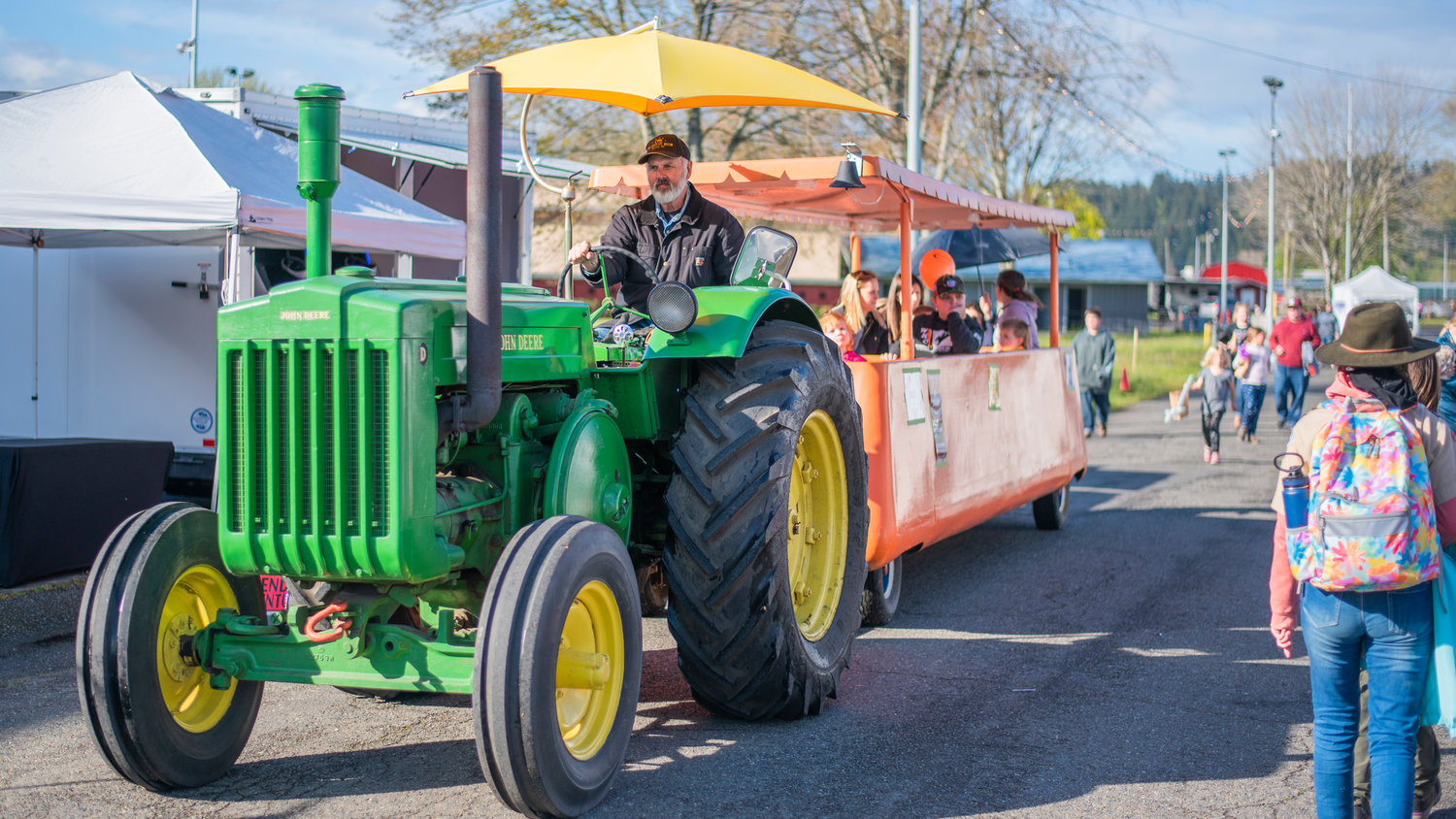 Dave King conduira samedi un tracteur rempli de visiteurs à travers le parc des expositions du sud-ouest de Washington à Centralia.