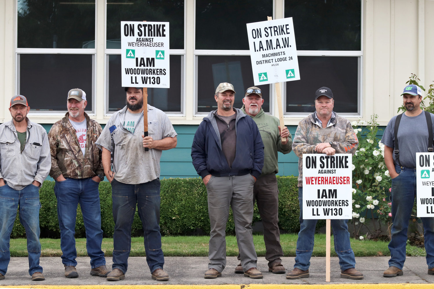 Fourteen Weyerhaeuser Co. employees picketed in front of the timber company’s research center on Pearl Street in Centralia on Thursday to continue their protest of Weyerhaeuser’s latest contract proposal. 