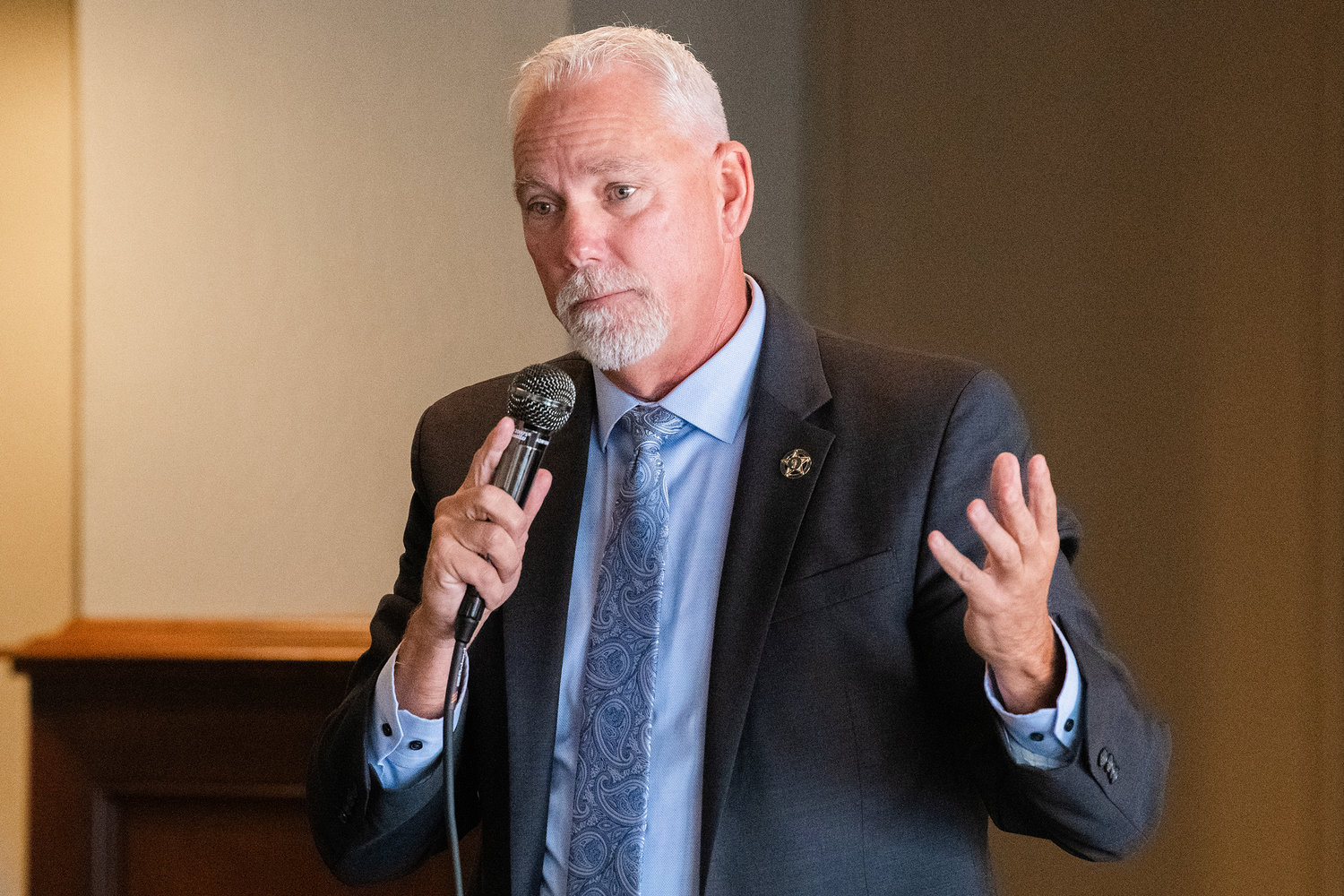 Rob Snaza talks about the Lewis County Sheriff’s Office during a debate forum held at O’Blarney’s in Centralia in October 2022.