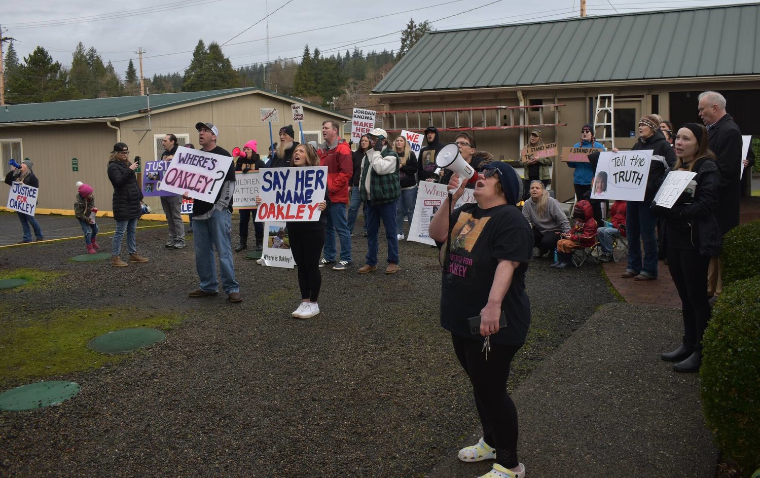 For the ninth time since December 2021, community members gathered outside the Grays Harbor County Jail to advocate for the whereabouts of missing 6-year-old Oakley Carlson. The chants were directed toward Oakley’s biological mother Jordan Bowers, a prime suspect in the disappearance of her daughter. Bowers is on trial for identity theft.