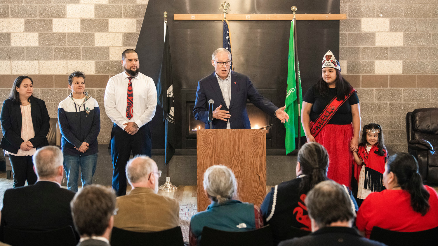 Gov. Jay Inslee talks about the future of Washington state noting the importance of hydrogen power while pointing to 4-year-old Tamika Starr during a meeting at the Chehalis Tribe Community Center Wednesday morning near Oakville.