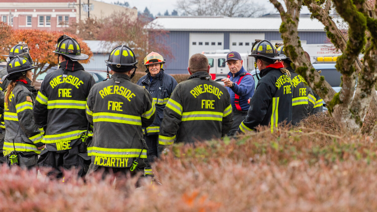 Riverside Fire Authority Chief Mike Kytta talks to firefighters responding to a fire at the Centralia Manor Apartments Wednesday, Nov. 29.