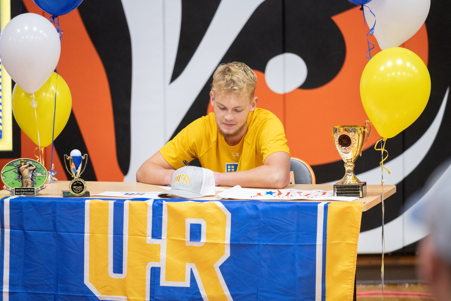 Von Wasson signs his letter of intent to golf at UC Riverside at a ceremony at Centralia High School on Dec. 8.